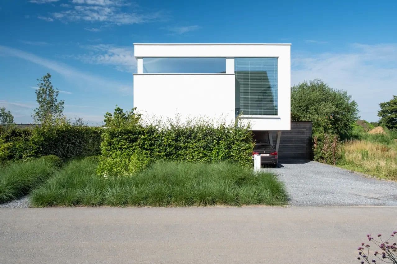 Modern wit huis met gevelrenovatie - Alliso